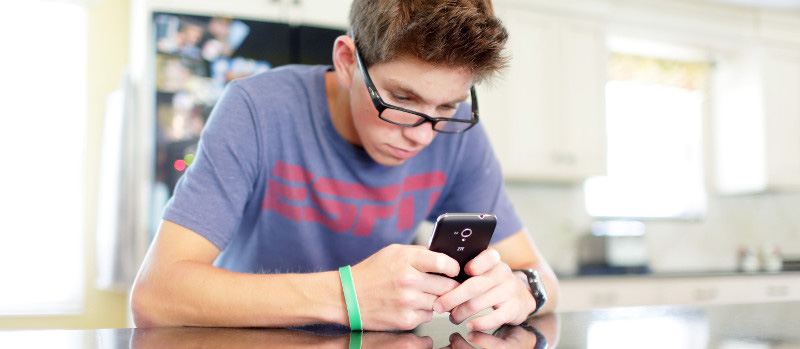 Mantener a los adolescentes seguros en línea requiere una combinación de supervisión y enseñanza